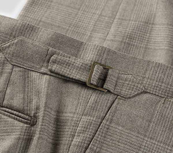 détail patte de serrage pantalon costume sur mesure